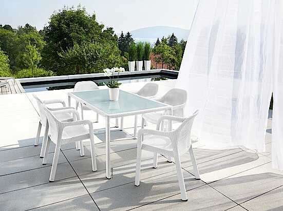 LECHUZA Χαρακτηριστικά & Λευκές Καρέκλες με Τραπέζι